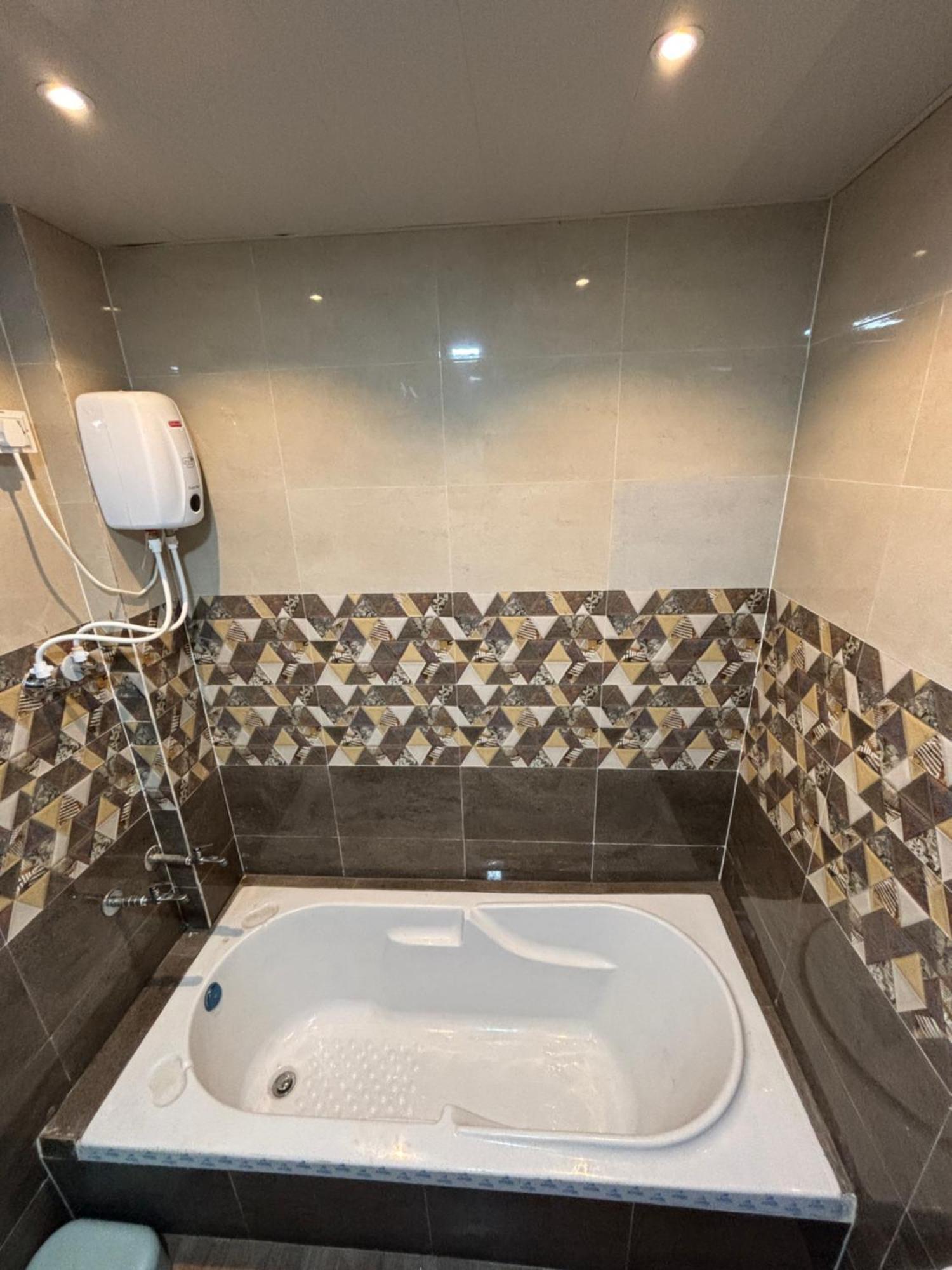Sea Royal Rooms And Cafe Virar Bagian luar foto