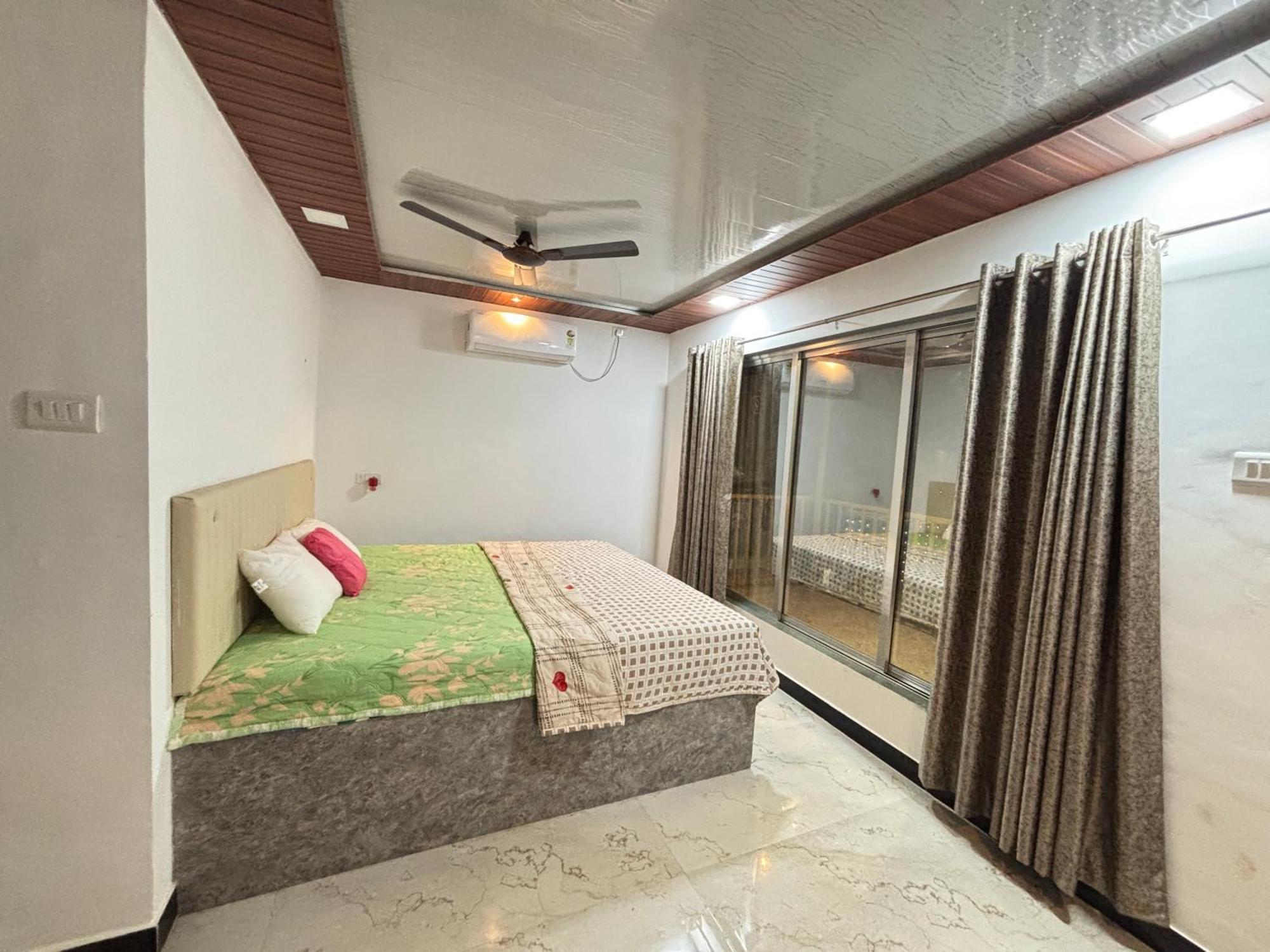 Sea Royal Rooms And Cafe Virar Bagian luar foto