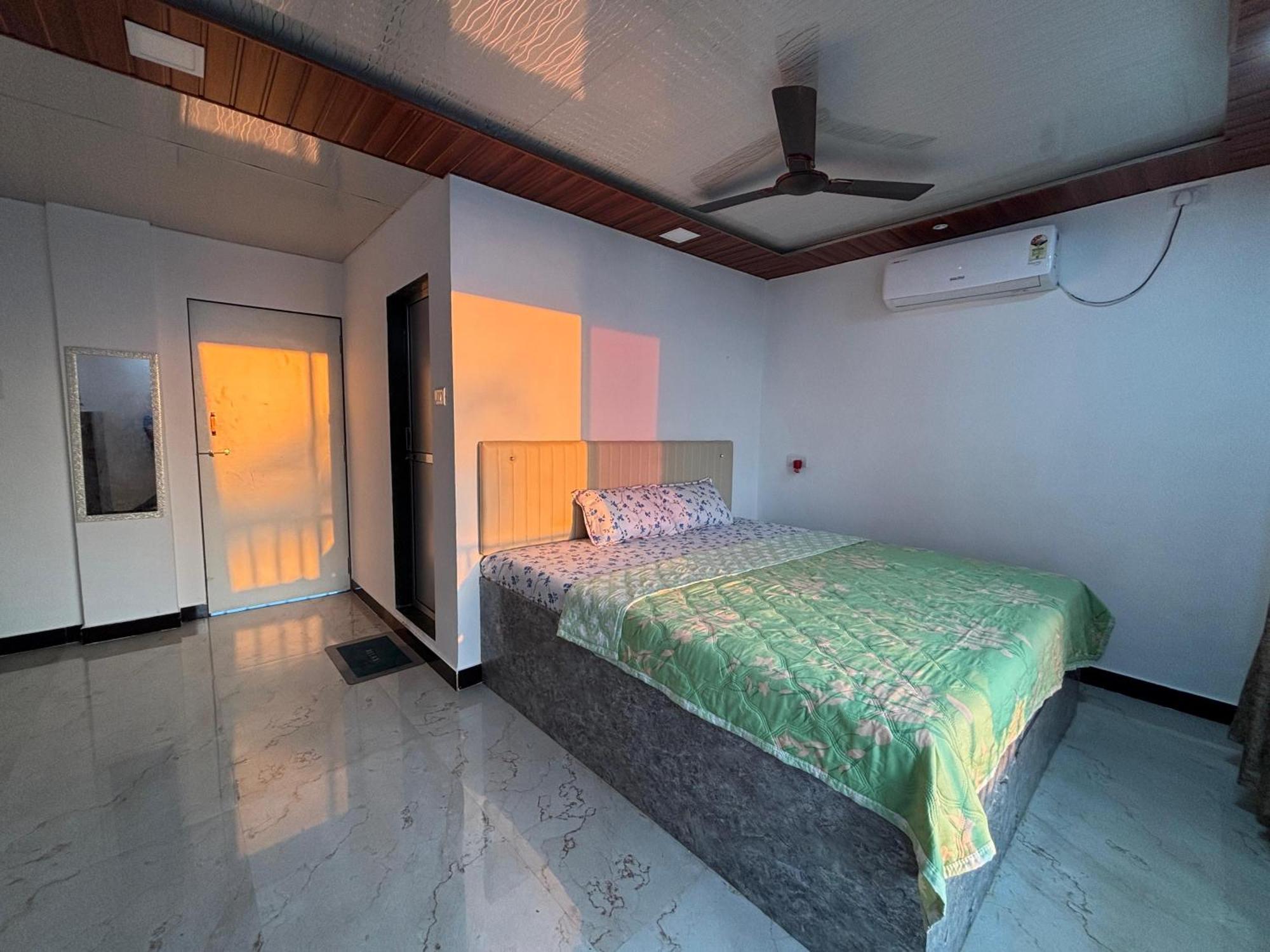 Sea Royal Rooms And Cafe Virar Bagian luar foto