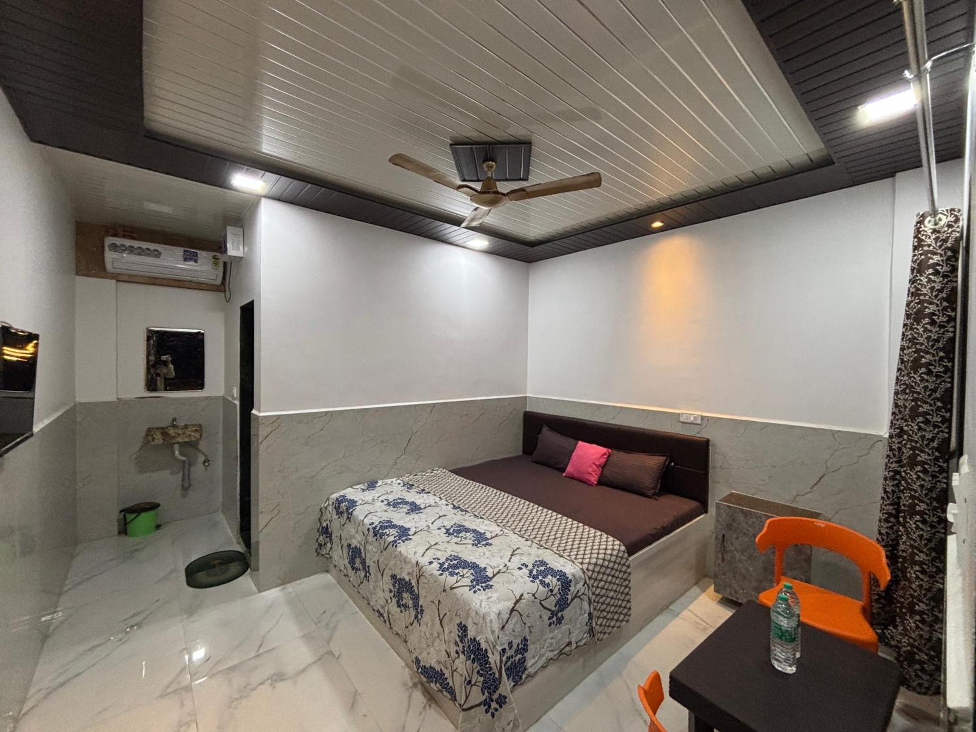 Sea Royal Rooms And Cafe Virar Bagian luar foto